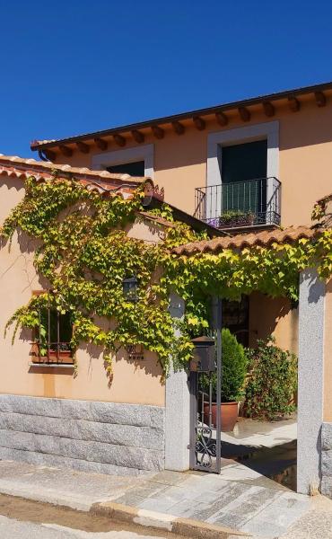 Na fotografii je vidět objekt Casa del Portalón nacházející se ve městě Zarzuela del Monte.