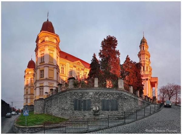 På billedet ses objektet Старовинні апартаменти у центрі міста beliggende i byen Uzjhorod.