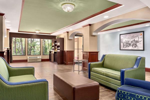 Super 8 by Wyndham West Greenwich/Providence photo 2