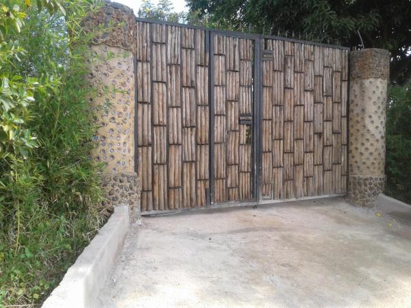 Na fotografii je vidět objekt Plastic Bottles House nacházející se ve městě Mpigi.