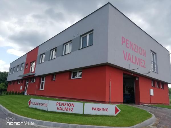 Na fotografii je vidět objekt Penzion ValMez nacházející se ve městě Střítež.