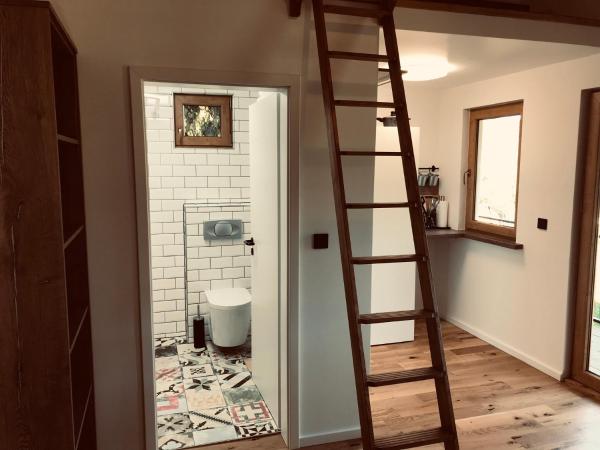 A la foto es mostra l'objecte Village Apartments situat a la ciutat de Ceršak.