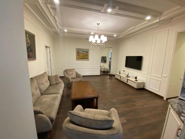 På billedet ses objektet LUXURY APARTMENT IN CENTER YEREVAN, ABOVYAN 32 beliggende i byen Jerevan.
