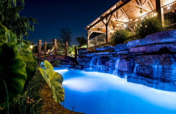 A la foto es mostra l'objecte WaterMill Cove Luxury Lakefront Villa Theatre Room 2Mi to SDC POOL Kayaks Dock situat a la ciutat de Branson.