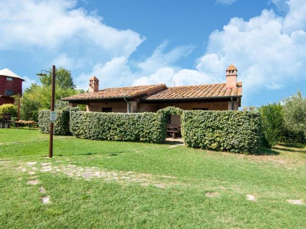 Na zdjęciu widoczny jest obiekt Farmhouse by Lake Trasimeno with Pool położony w mieście Pucciarelli.