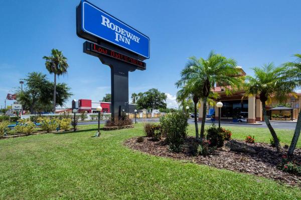 Auf dem Foto ist das Objekt Rodeway Inn Port Richey North in der Stadt Bayonet Point zu sehen.