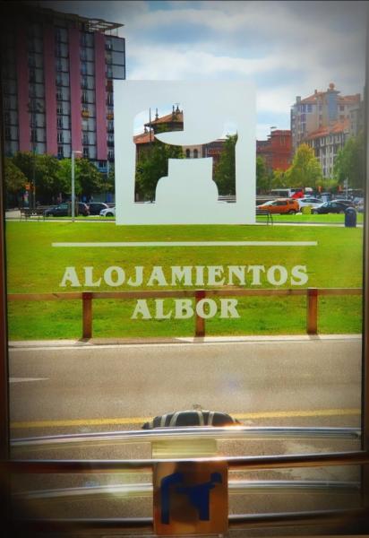 Na fotografii je vidět objekt Alojamientos ALBOR I nacházející se ve městě Gijón.