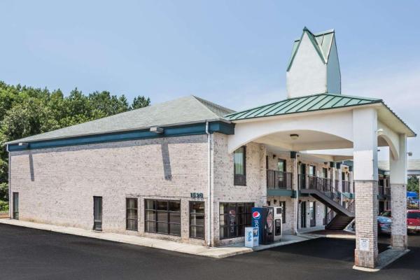 A la foto es mostra l'objecte Brentwood Inn & Suites situat a la ciutat de Suffolk.