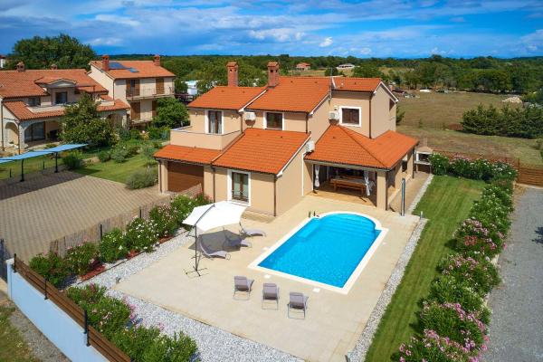 Na zdjęciu widoczny jest obiekt Villa Bartona for 8 persons with private Swimmingpool położony w mieście Jadreški.