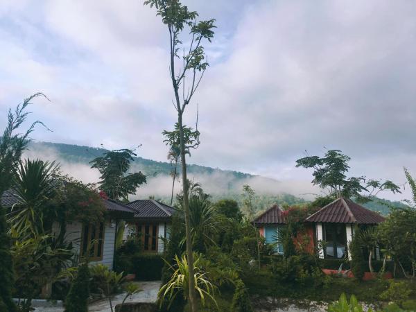 På bildet vises objektet ภูเรือวิว รีสอร์ท som ligger i byen Phu Ruea.