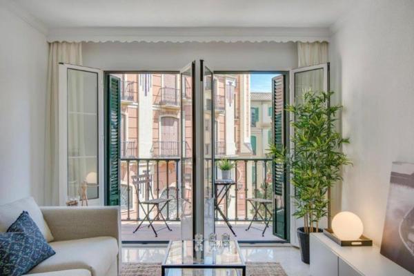 Na zdjęciu widoczny jest obiekt Encantador y espacioso apartamento de 4 habitaciones y balcones en el centro histórico ubicación inmejorable położony w mieście Malaga.