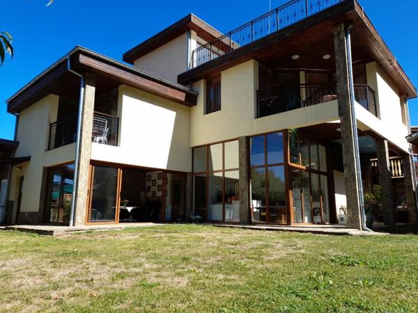 Nella foto è visibile l'oggetto Guest House Lŭgŭt situato nella città di Stefanovo.