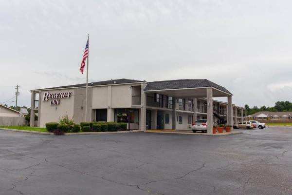 A la foto es mostra l'objecte Regency Inn situat a la ciutat de Monroeville.