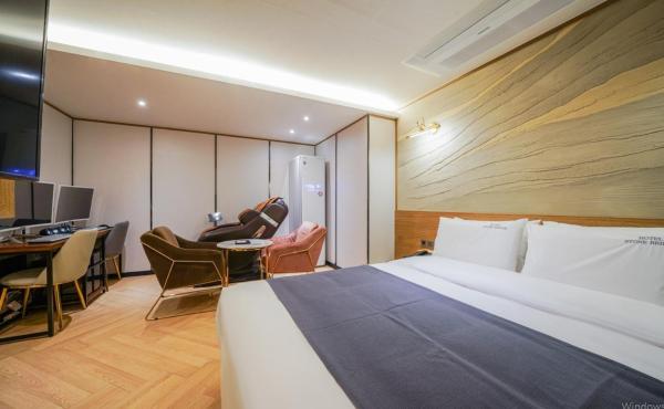 Na zdjęciu widoczny jest obiekt The Stone Bridge Hotel Dongnae położony w mieście Onch'ŏn-il-tong.