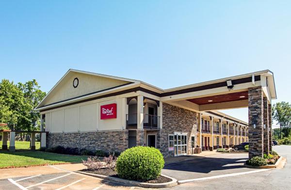 Na fotografii je vidět objekt Red Roof Inn & Suites Greenwood, SC nacházející se ve městě Abbeville.