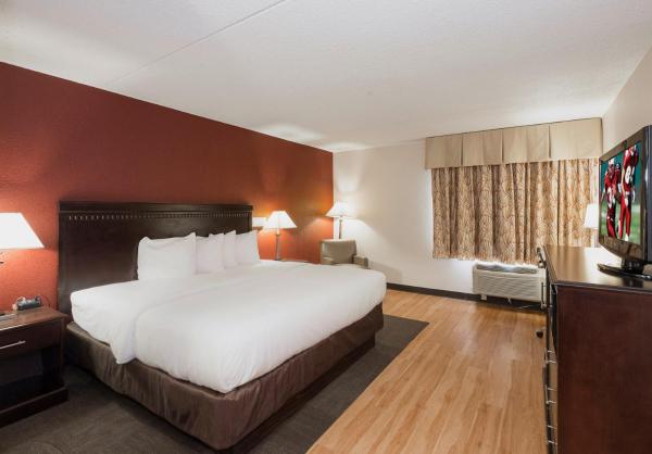 Auf dem Foto ist das Objekt Red Roof Inn & Suites Mt Holly - McGuire AFB in der Stadt Mount Holly zu sehen.