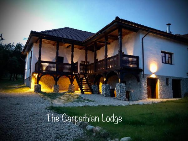 写真にはBîlta市にあるThe Carpathian Lodgeが写っています。