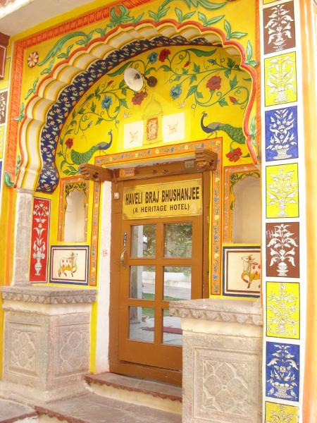 Nella foto è visibile l'oggetto Haveli Braj Bhushanjee Heritage Hotel and Museum situato nella città di Būndi ka Gothra.