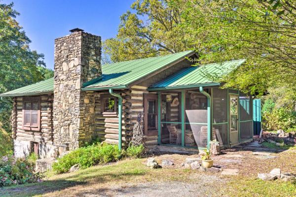 A la foto es mostra l'objecte Rustic-Yet-Cozy Cabin with Patio, 12 Mi to Asheville situat a la ciutat de Arden.