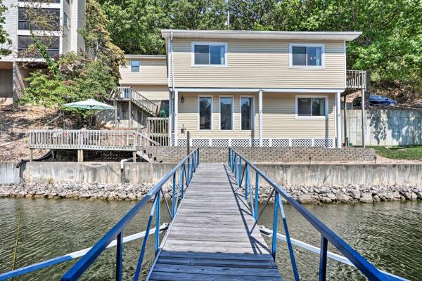 På bilden syns objektet Dock and Lake Ozark Access Pet-Friendly Retreat som ligger i staden Lake Ozark.