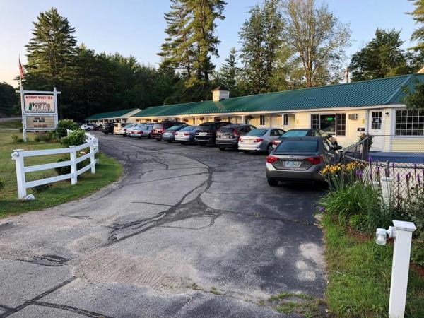 Na zdjęciu widoczny jest obiekt Mount Whittier Motel położony w mieście Center Ossipee.