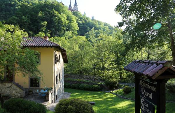 A la foto es mostra l'objecte Casa Asprón situat a la ciutat de Covadonga.