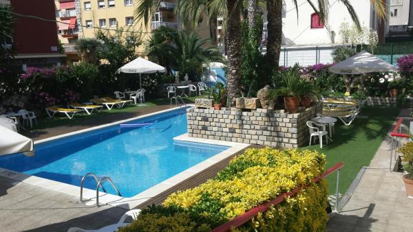 A la foto es mostra l'objecte Apartaments Mar Blau Calella situat a la ciutat de Calella.