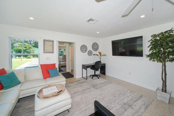 Foto 3: Modern & Fresh - Less than 3 miles to the Beach!
