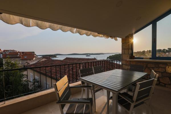 A la foto es mostra l'objecte Penthouse in old Dalmatian house - Flybridge situat a la ciutat de Hvar.