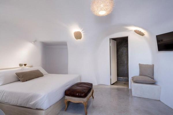 En la foto se muestra el objeto Luxury Santorini Villa Villa Aqua Dream 1 Bedroom Indoor Plunge Pool Oia ubicado en la ciudad de Thólos.