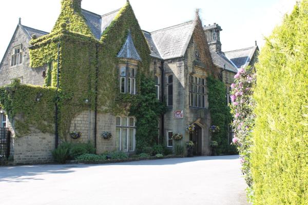 Na fotografii je vidět objekt Oakwood Hall Hotel nacházející se ve městě Bingley.