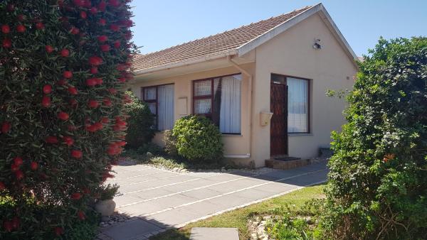 Na fotografii je vidět objekt Apollo Self Catering nacházející se ve městě Vredenburg.
