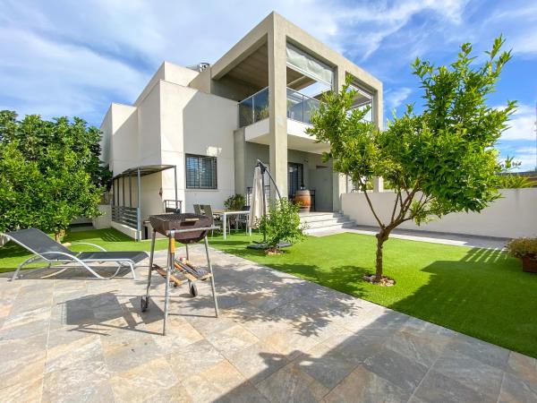 Na fotografii je vidět objekt Holiday Home in Residence KOMA nacházející se ve městě Torrevieja.