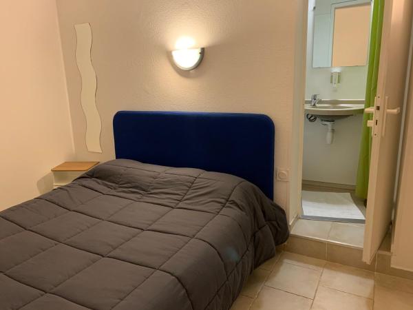 Na fotografii je vidět objekt Hotel Macon la Salle nacházející se ve městě Clessé.