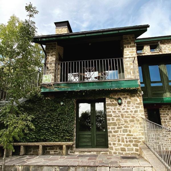 Nella foto è visibile l'oggetto Apartamentos dúplex en Casa Rural Fundanal en Hoz de Jaca situato nella città di Búbal.
