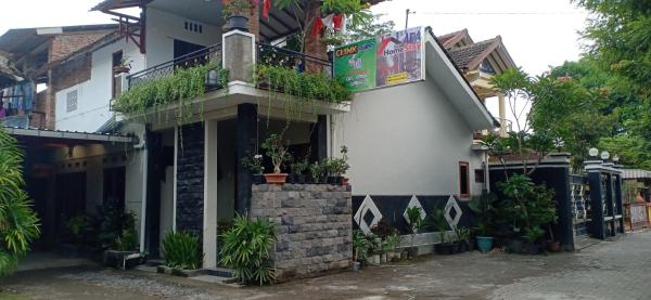 写真にはMendut市にあるADA Homestayが写っています。