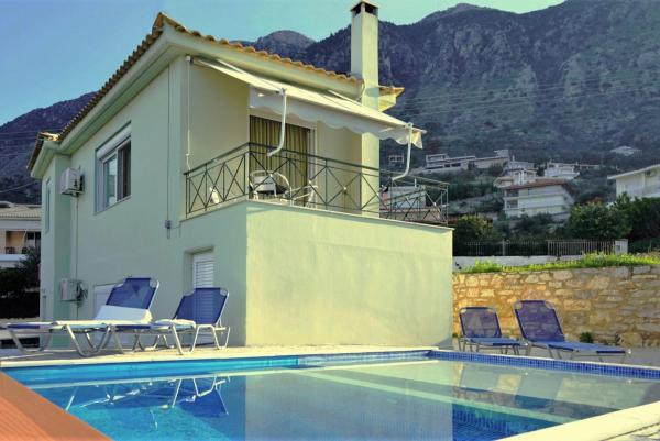 A la foto es mostra l'objecte SEMIRAMIS SUITES with pool situat a la ciutat de Kalamata.