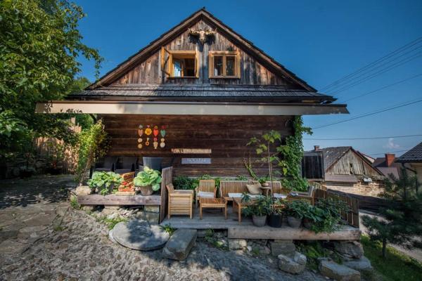 写真にはIzdebnik市にあるDomek nad Galeriąが写っています。