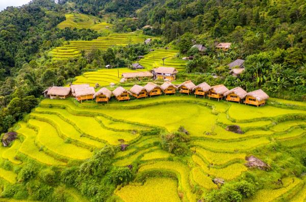 The photo shows the Hoang Su Phi Lodge located in the city of Na Lúng.