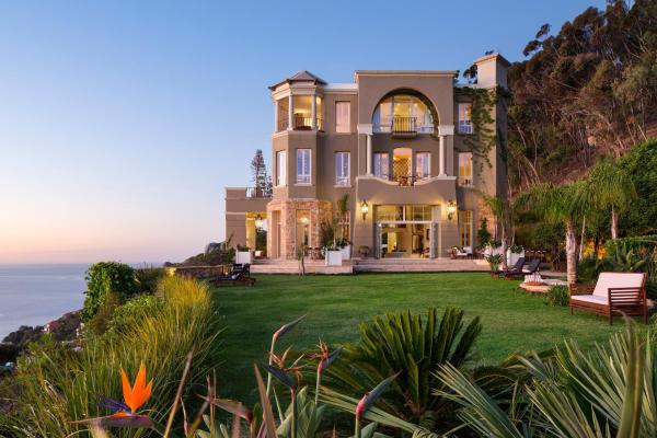 The photo shows the 21 Nettleton Boutique Hotel & Luxury Residence located in the city of Cape Town.