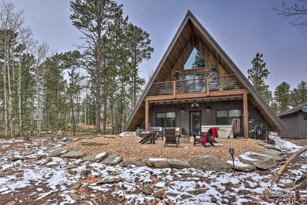 Na foto é possível ver o objeto Modern Lead A-Frame w/ Hot Tub: Hike, Bike & ATV! localizado na cidade de Lead.