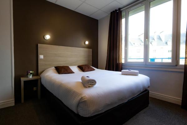The photo shows the Logis Hotel Du Chateau located in the city of Caen.