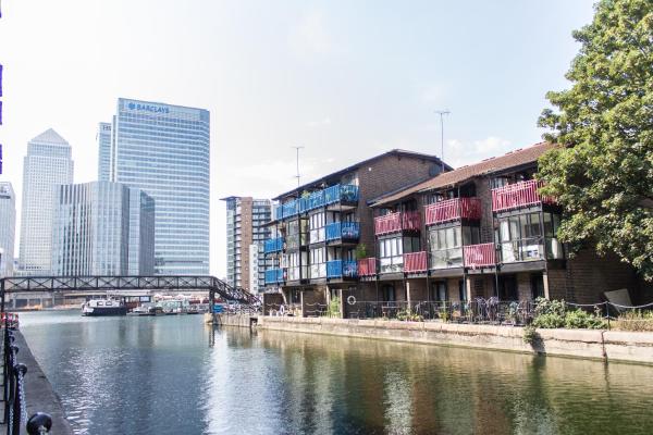 Larger Groups Apartment close to Excel CanaryWharf 02 with Parking, Londres