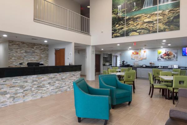 Na fotografii je vidět objekt Quality Inn & Suites nacházející se ve městě Aurora.