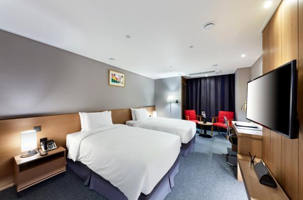 Habitació Doble Estàndard - 2 Llits — 32 m² - Ramada by Wyndham Gumi
