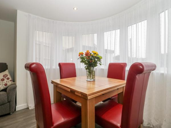 Фотография 8: Flat 2, 38 Preston Road