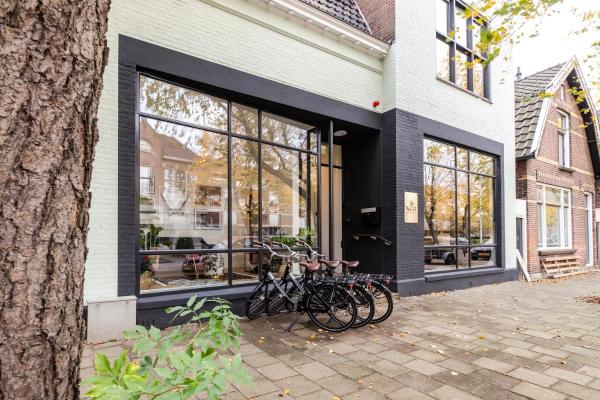 Na zdjęciu widoczny jest obiekt Boutique Hotel 43 Amsterdam - Zaandam położony w mieście Zaandijk.