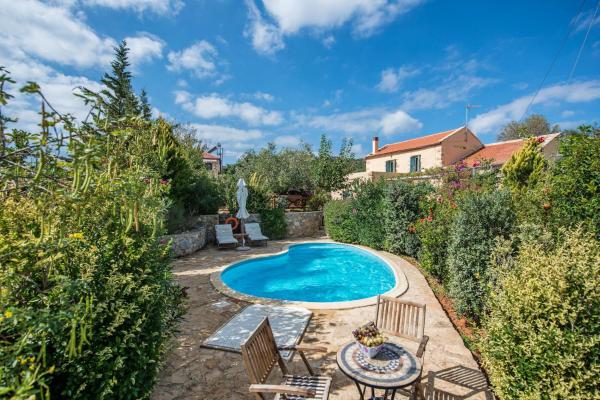 På billedet ses objektet Villa Vigla beliggende i byen Samonás.