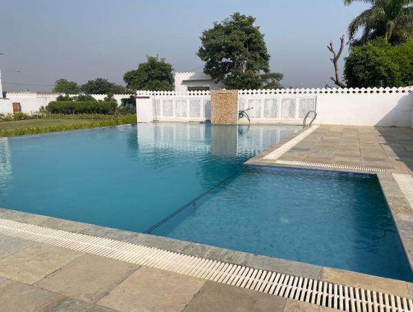 Na foto é possível ver o objeto Roop Shree Hotel localizado na cidade de Chittaurgarh.