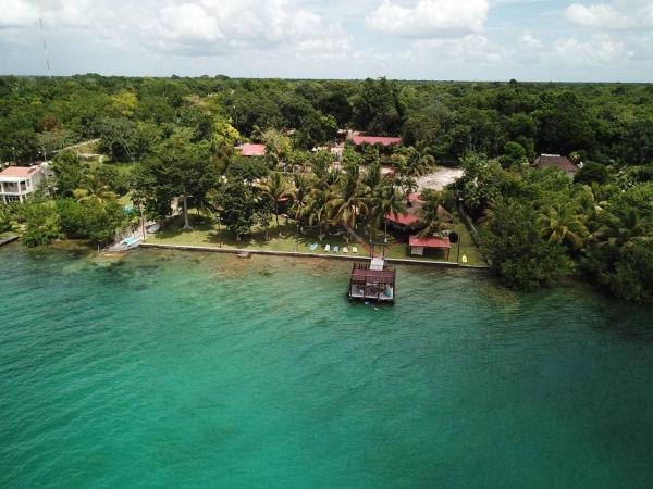 Na zdjęciu widoczny jest obiekt Coras Place Bacalar Lagoon front położony w mieście Buenavista.